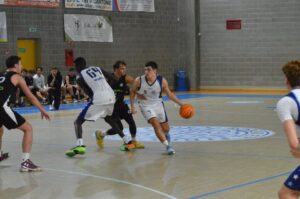 Un pick and roll tra Labbadini e Simon Deng
