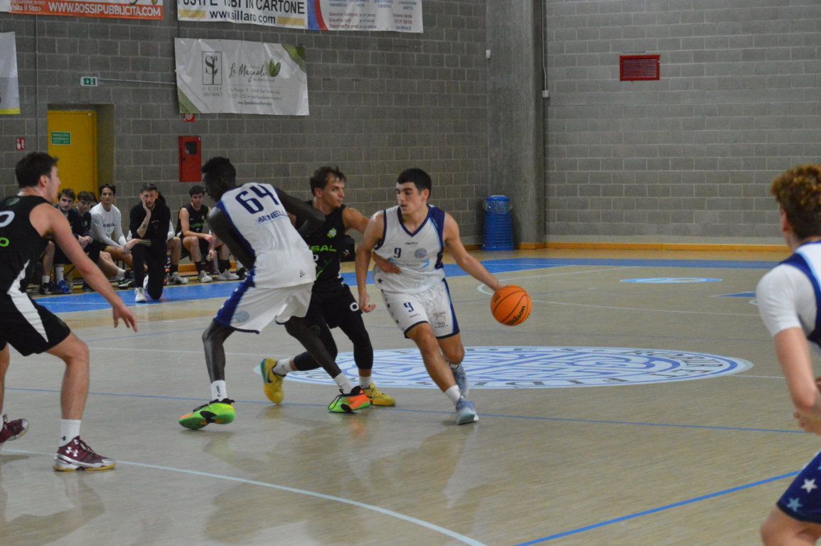 Un pick and roll tra Labbadini e Simon Deng